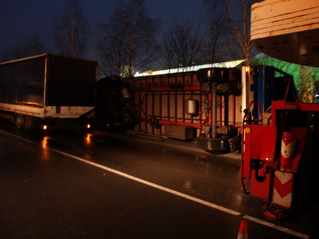 LKW Anhaenger umgekippt Koeln Niehl Geestemuenderstr Industriestr P68.JPG